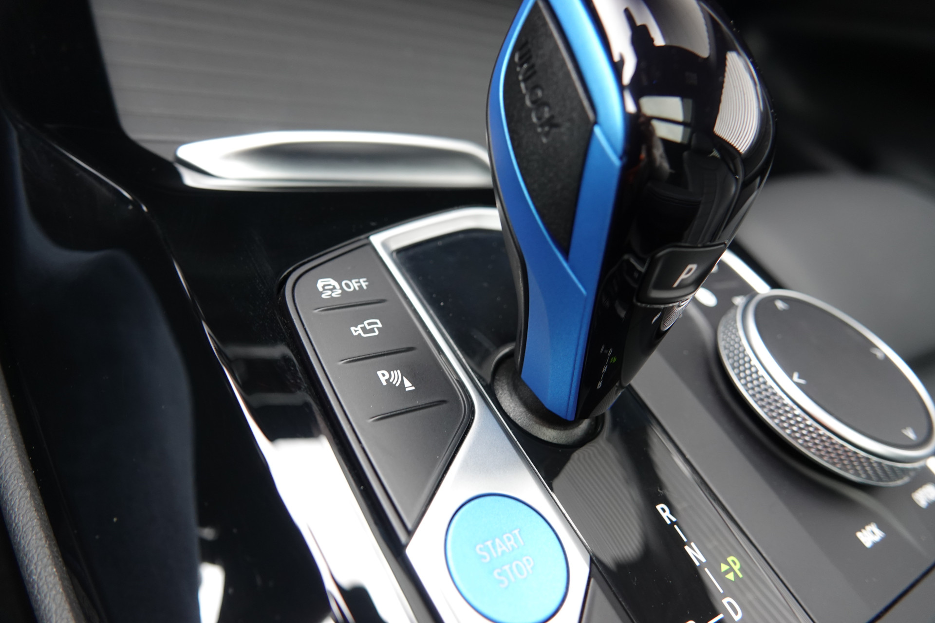 tweedehands BMW iX3 High Executive 80 kWh M-Sport OVERNAME LEASECONTRACT 1099 ex btw per maand  – beschikbaar bij Van de Velde Auto’s