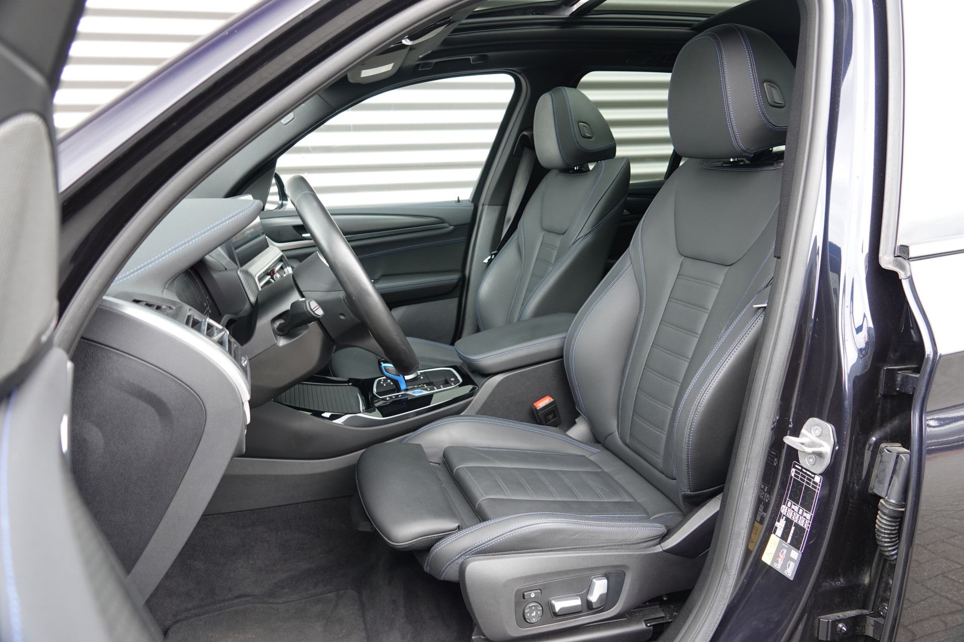 tweedehands BMW iX3 High Executive 80 kWh M-Sport OVERNAME LEASECONTRACT 1099 ex btw per maand  – beschikbaar bij Van de Velde Auto’s