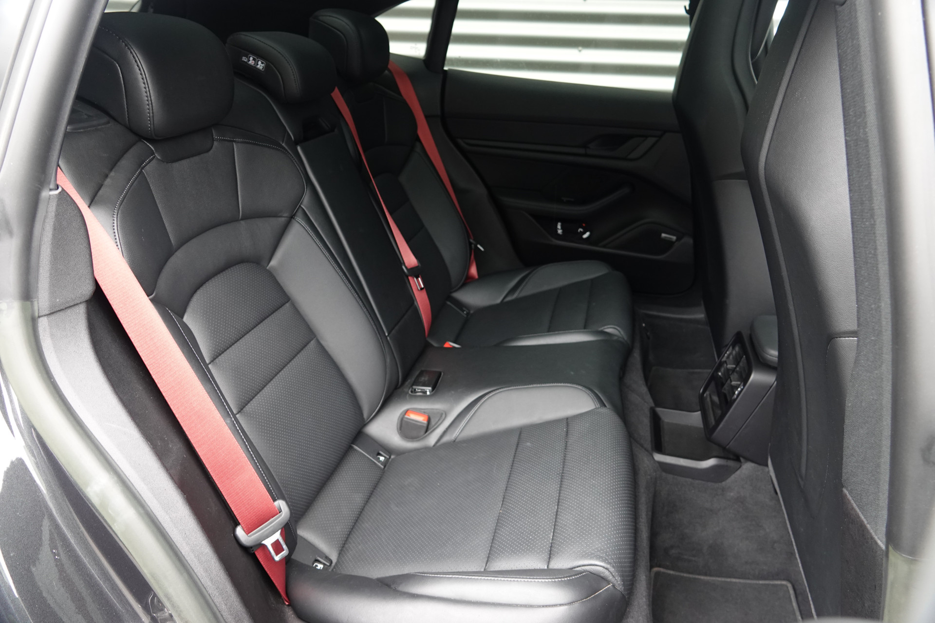 tweedehands Porsche Taycan Sport Turismo 93 kWh Sport Chrono | Pano | Bose | Memory | InnoDrive |  – beschikbaar bij Van de Velde Auto’s