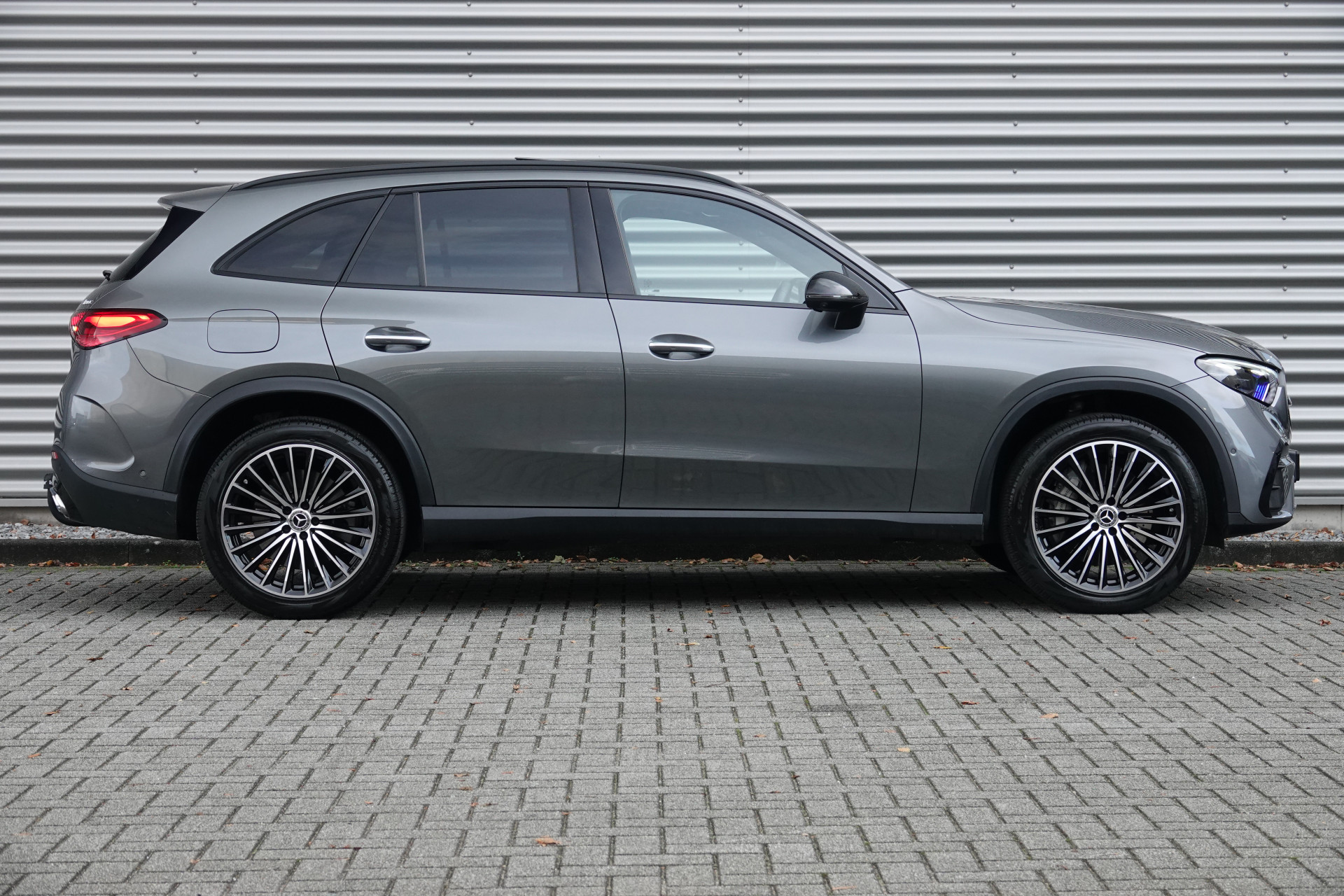 tweedehands Mercedes-Benz GLC 300e 4MATIC AMG Line | Pano | Burmester | Trekhaak | Night Pakket | 360 | Memory |  – beschikbaar bij Van de Velde Auto’s