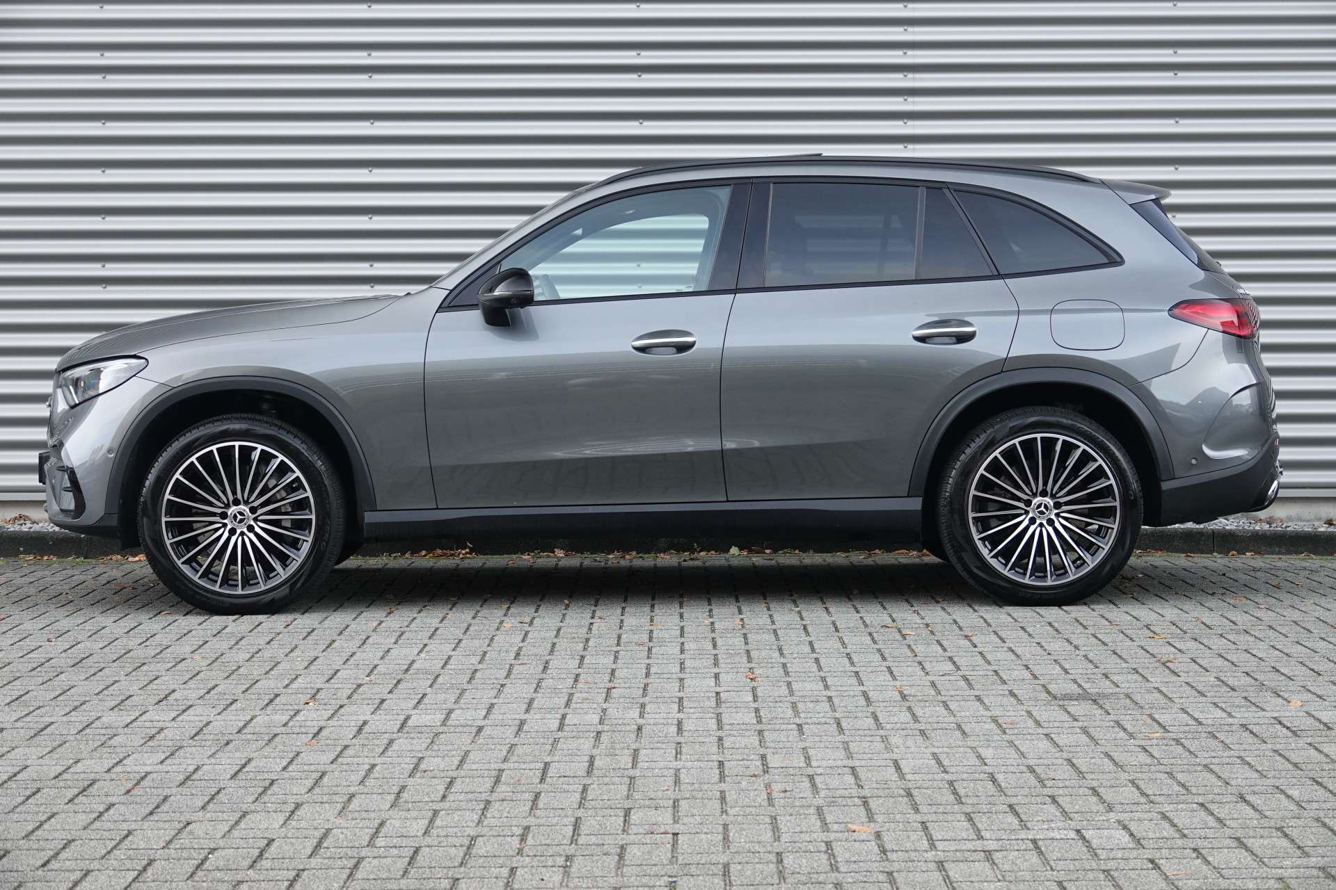 tweedehands Mercedes-Benz GLC 300e 4MATIC AMG Line | Pano | Burmester | Trekhaak | Night Pakket | 360 | Memory |  – beschikbaar bij Van de Velde Auto’s