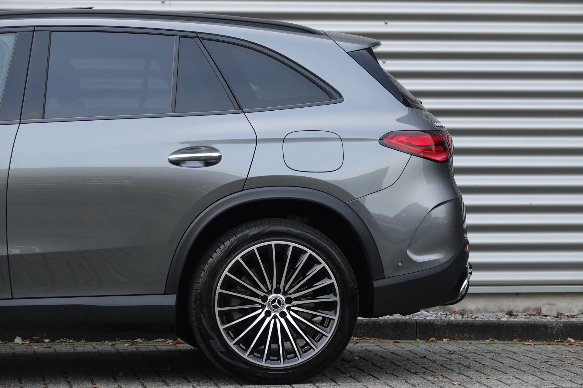 tweedehands Mercedes-Benz GLC 300e 4MATIC AMG Line | Pano | Burmester | Trekhaak | Night Pakket | 360 | Memory |  – beschikbaar bij Van de Velde Auto’s