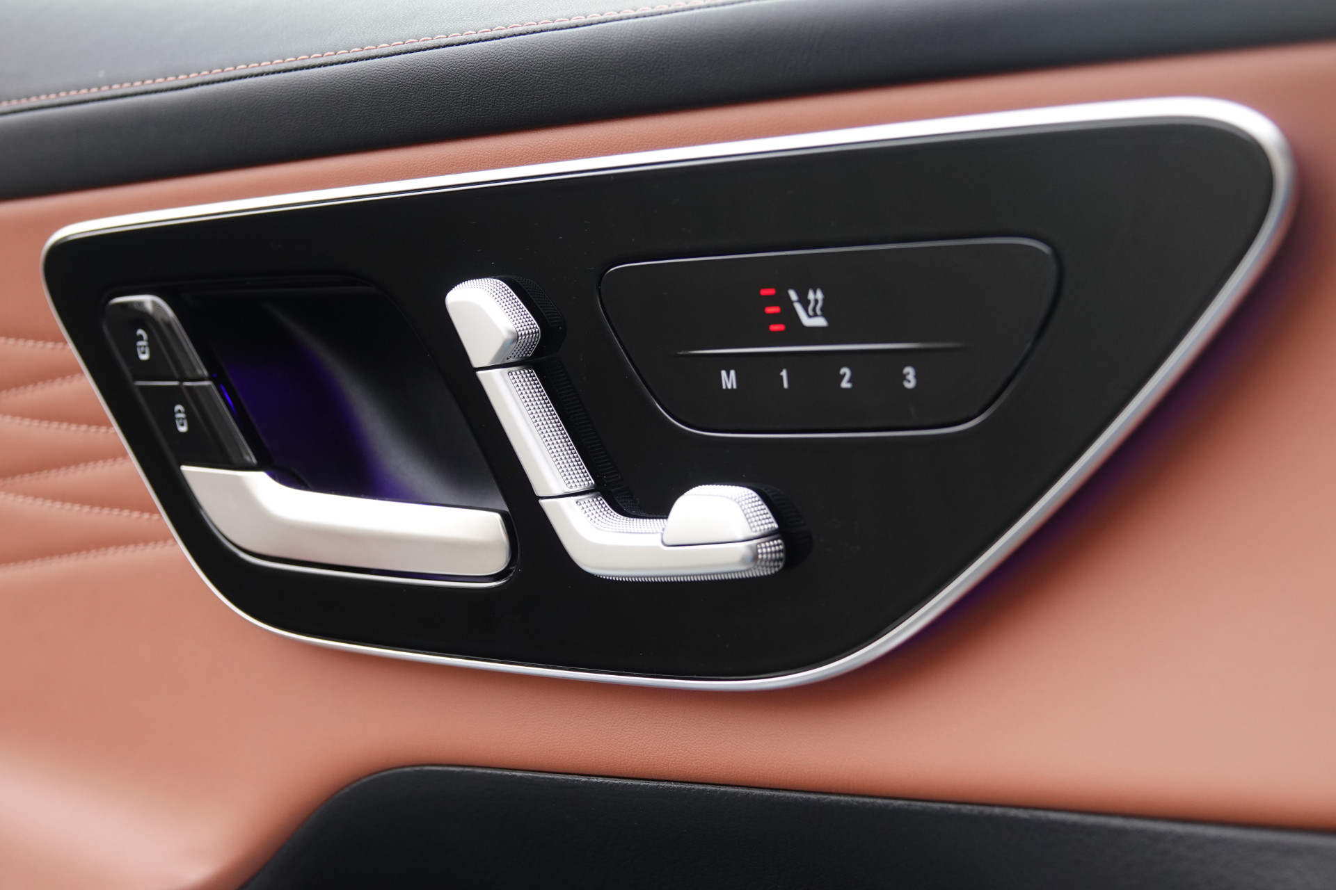 tweedehands Mercedes-Benz GLC 400e 4MATIC AMG Line | Pano | Achteras Sturing | Luchtvering | Burmester | Trekhaak | HUD |  – beschikbaar bij Van de Velde Auto’s