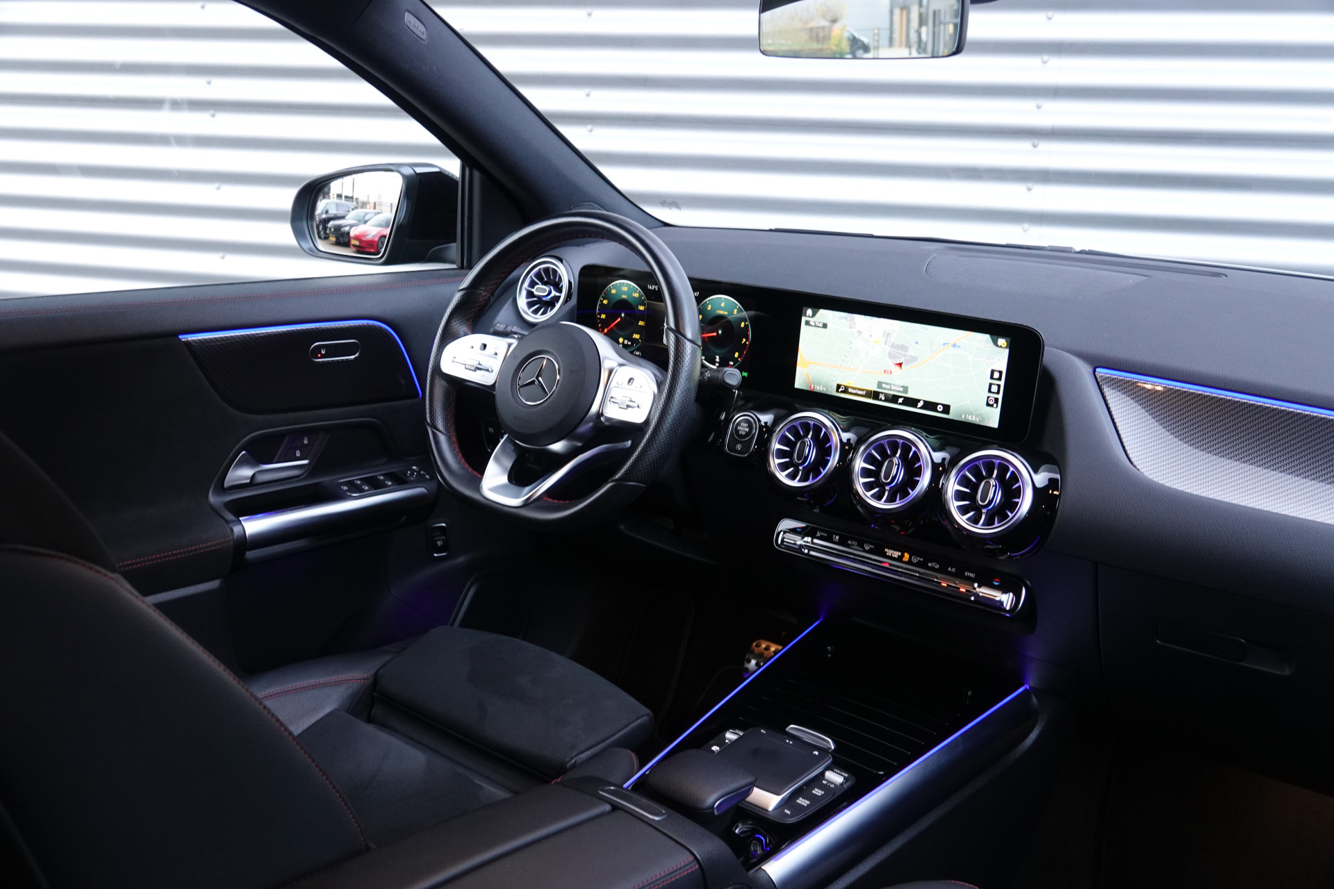 tweedehands Mercedes-Benz GLA 200 AMG Line Night Pakket | Trekhaak | Sfeerverlichting | Camera | BTW |  – beschikbaar bij Van de Velde Auto’s