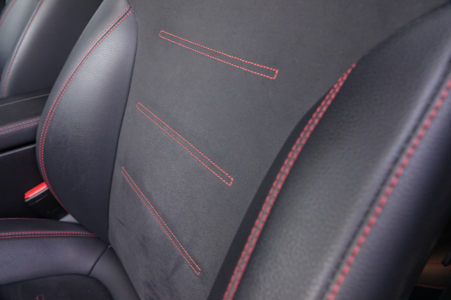 tweedehands Mercedes-Benz GLA 200 AMG Line Night Pakket | Trekhaak | Sfeerverlichting | Camera | BTW |  – beschikbaar bij Van de Velde Auto’s