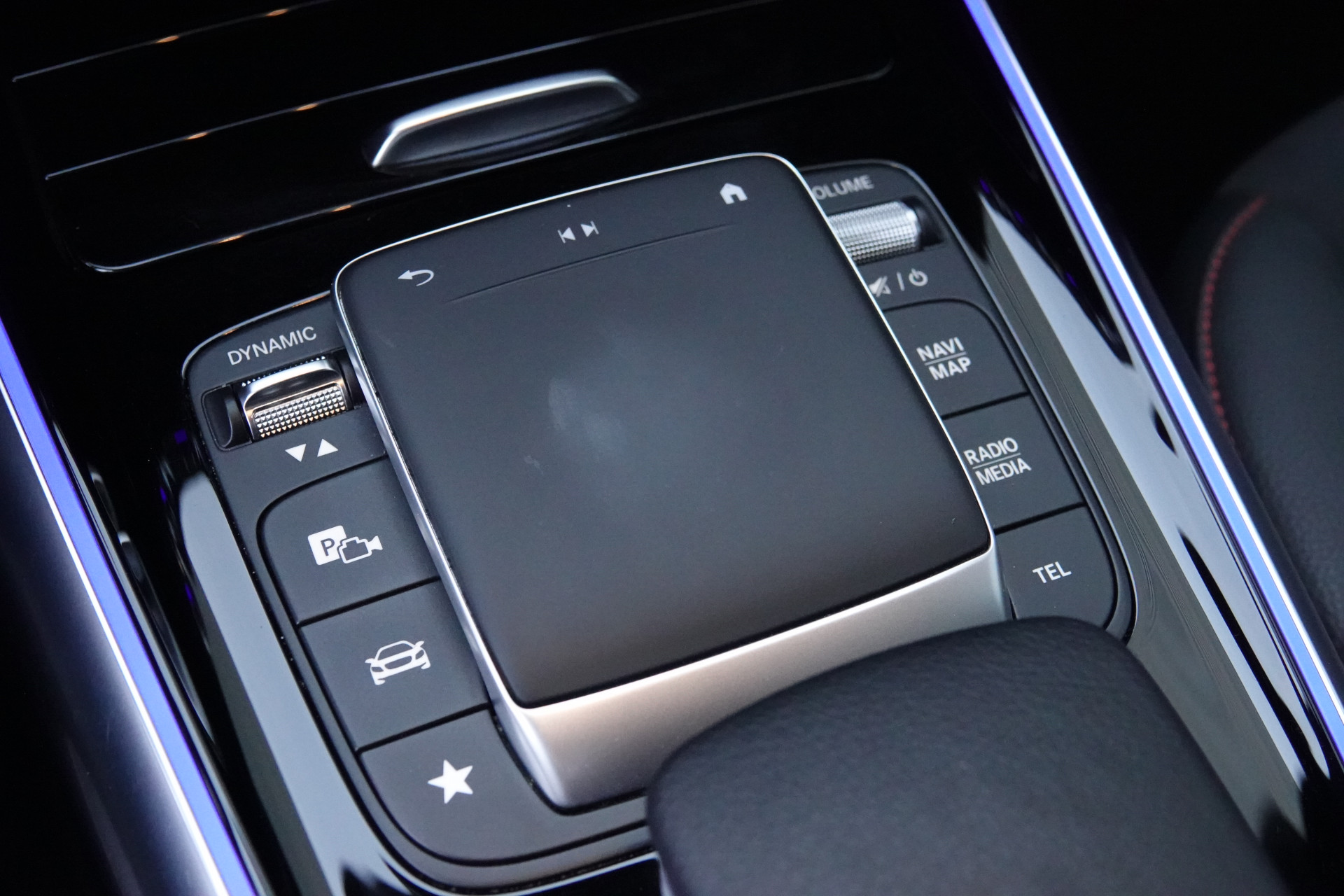 tweedehands Mercedes-Benz GLA 200 AMG Line Night Pakket | Trekhaak | Sfeerverlichting | Camera | BTW |  – beschikbaar bij Van de Velde Auto’s