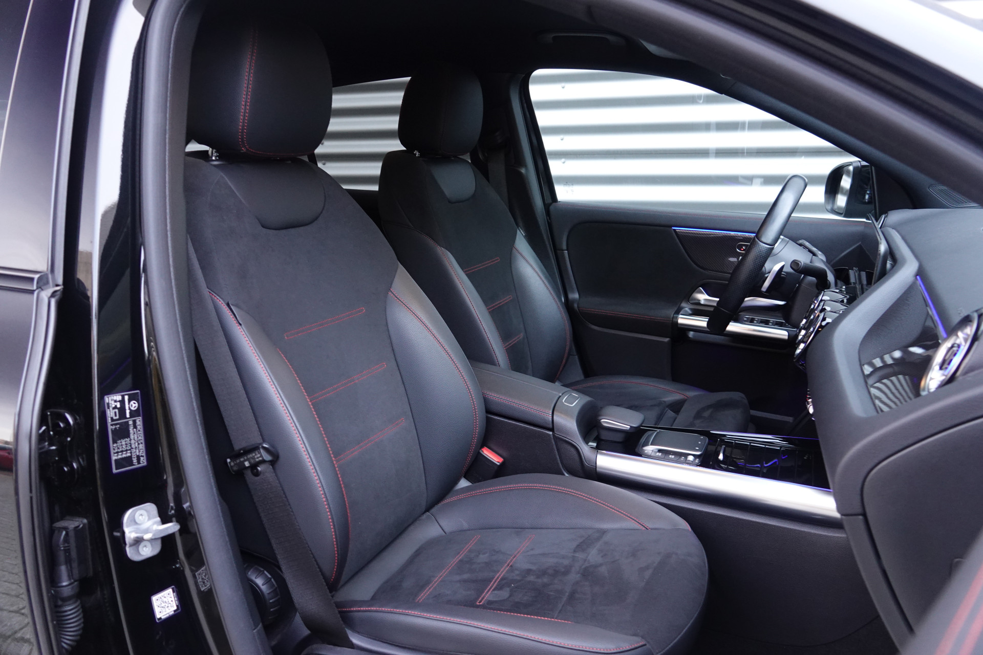 tweedehands Mercedes-Benz GLA 200 AMG Line Night Pakket | Trekhaak | Sfeerverlichting | Camera | BTW |  – beschikbaar bij Van de Velde Auto’s