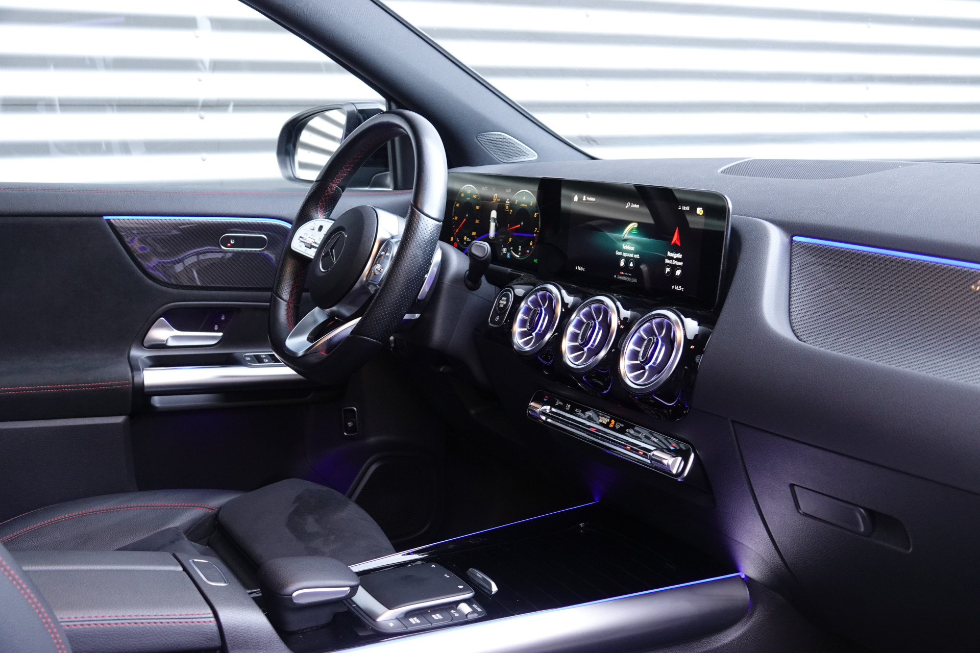 tweedehands Mercedes-Benz GLA 200 AMG Line Night Pakket | Trekhaak | Sfeerverlichting | Camera | BTW |  – beschikbaar bij Van de Velde Auto’s