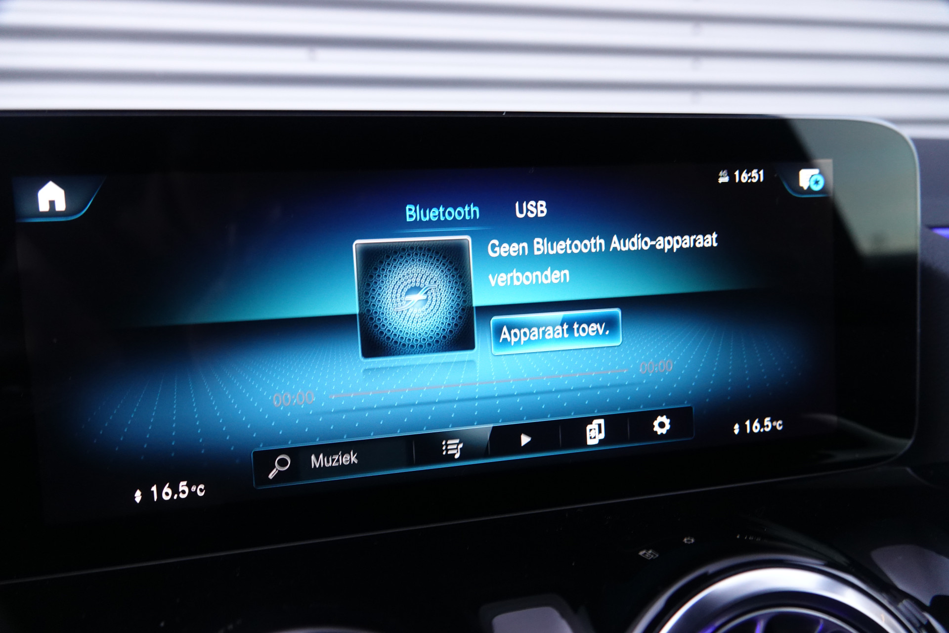 tweedehands Mercedes-Benz GLA 200 AMG Line Night Pakket | Trekhaak | Sfeerverlichting | Camera | BTW |  – beschikbaar bij Van de Velde Auto’s