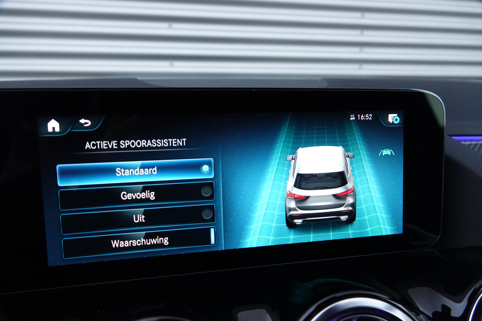 tweedehands Mercedes-Benz GLA 200 AMG Line Night Pakket | Trekhaak | Sfeerverlichting | Camera | BTW |  – beschikbaar bij Van de Velde Auto’s