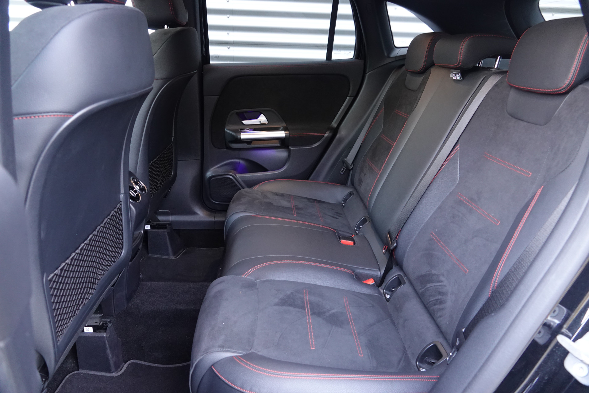 tweedehands Mercedes-Benz GLA 200 AMG Line Night Pakket | Trekhaak | Sfeerverlichting | Camera | BTW |  – beschikbaar bij Van de Velde Auto’s